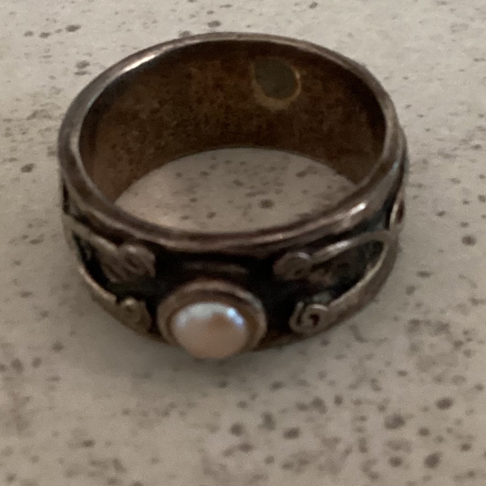 Sterling chunky ring with pearl set. Vintage I think. Great condition. SZ 7